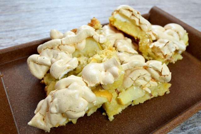 Torta de ma com castanha e merengue